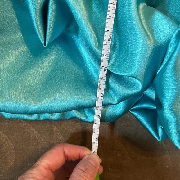 𝅺Teal short satin strapless, skirt is bubbled. Excellent condition - Picture 4 of 5